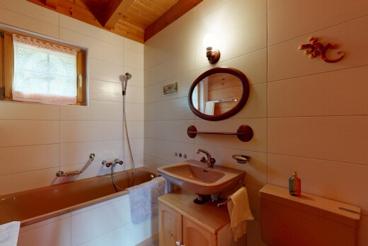 bad mit spiegel, komplettes badezimmer, waschbecken, inside property, und kombiniertes bad / dusche