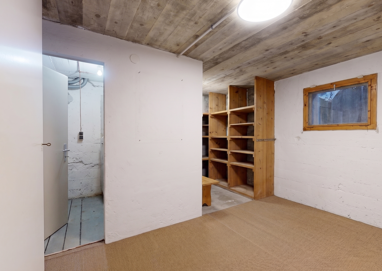 pièce vide avec sous-sol, inside property, carpet, et moquette