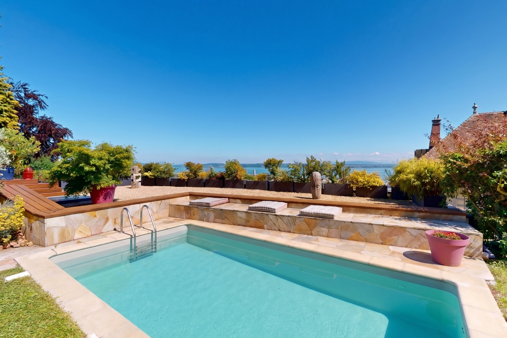 piscine avec from property, piscine, rampe, terrasse, et day time