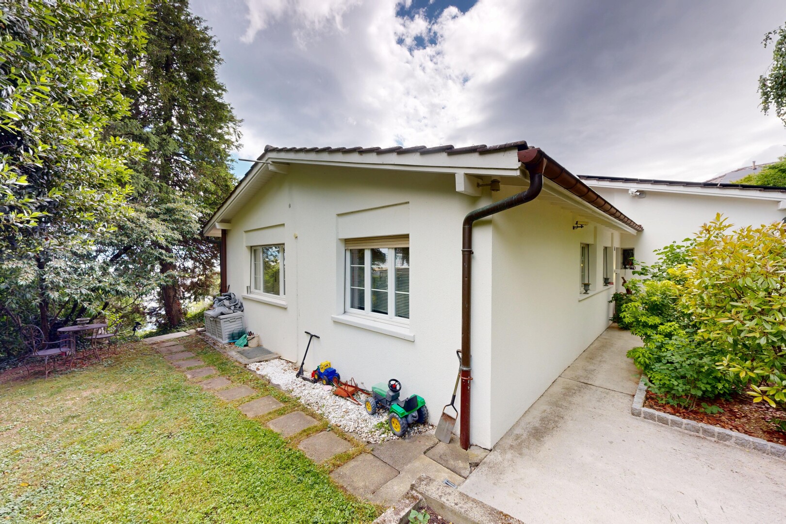 façade avec from property, bardage en stuc, et pelouse