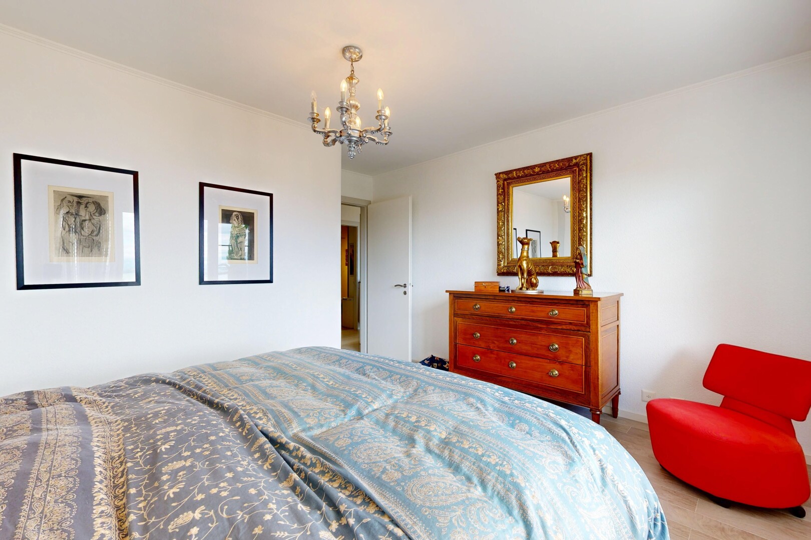 chambre avec drywall, cloison sèche, inside property, et lustre remarquable
