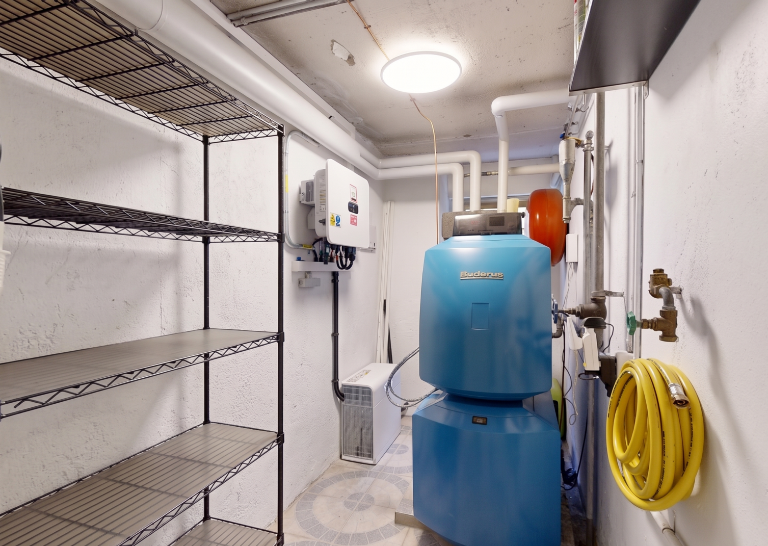 salle de bains avec sous-sol, inside community, et light floor