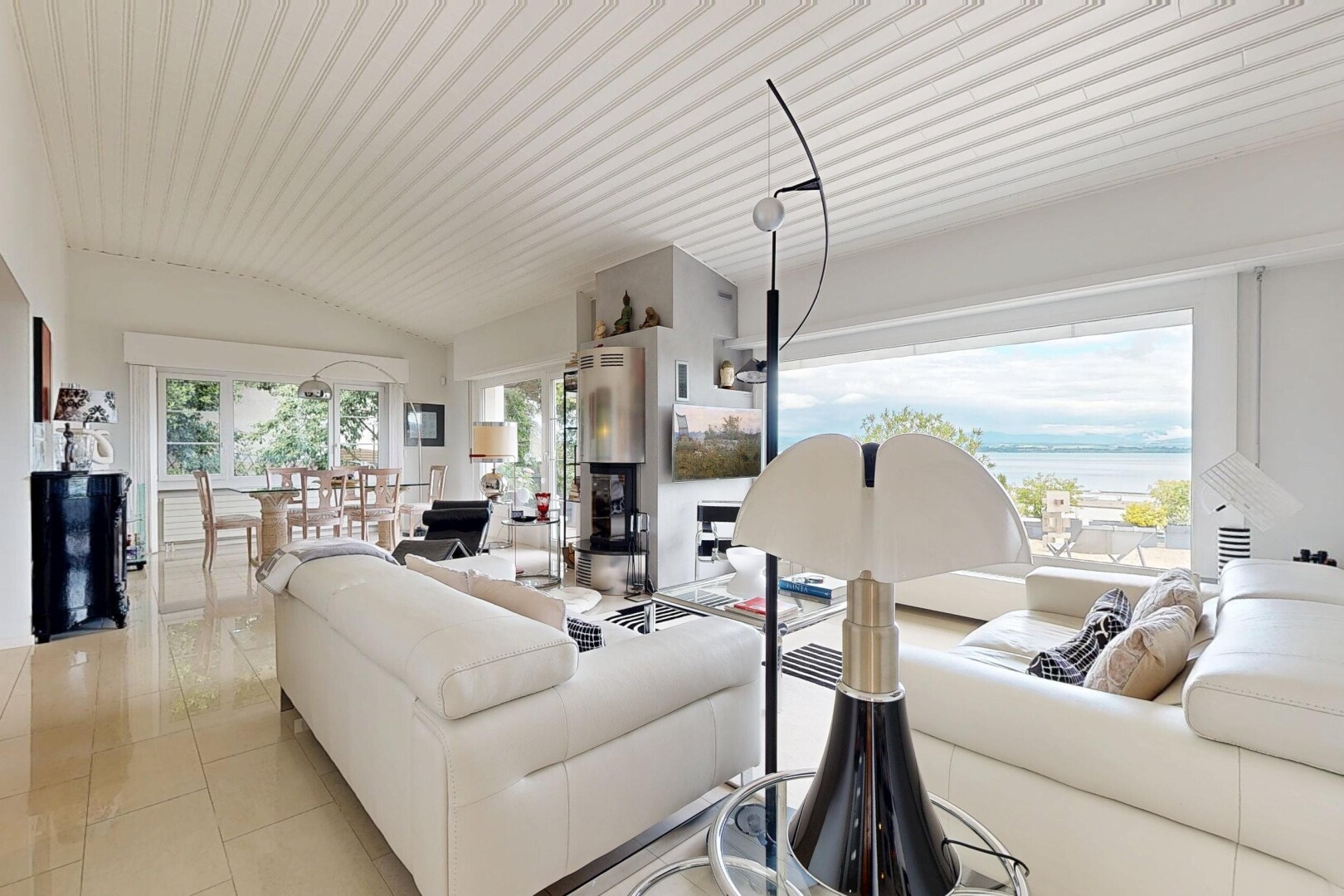 salon avec inside property, natural light, lumière naturelle, vue sur l'eau, et water view