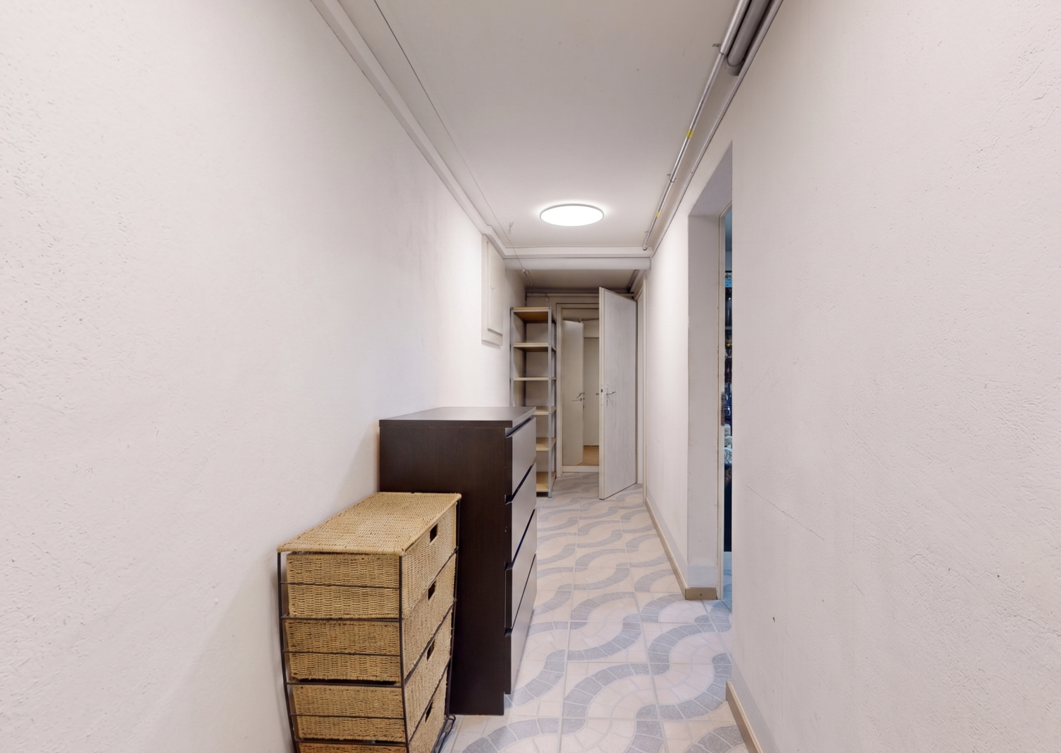 couloir avec inside property, light floor, moulures, crown molding, et plinthes murales