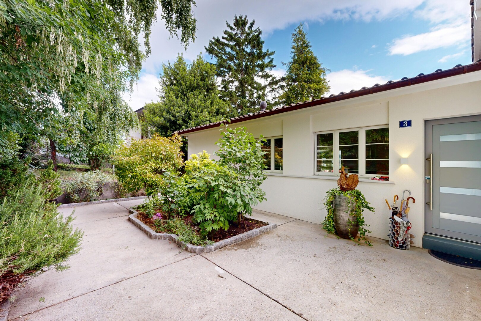 terrasse avec property visible et day time