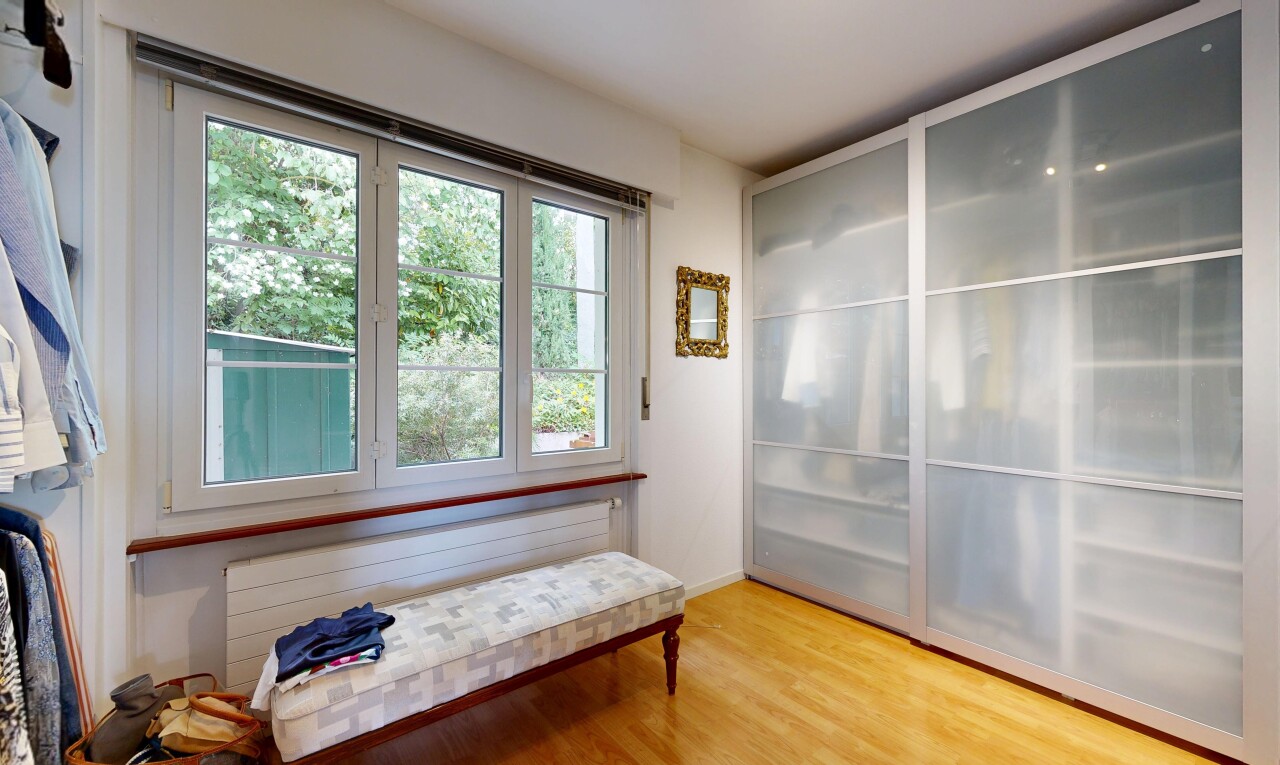 chambre avec wood finish floor, sol en finition bois, drywall, cloison sèche, et inside property