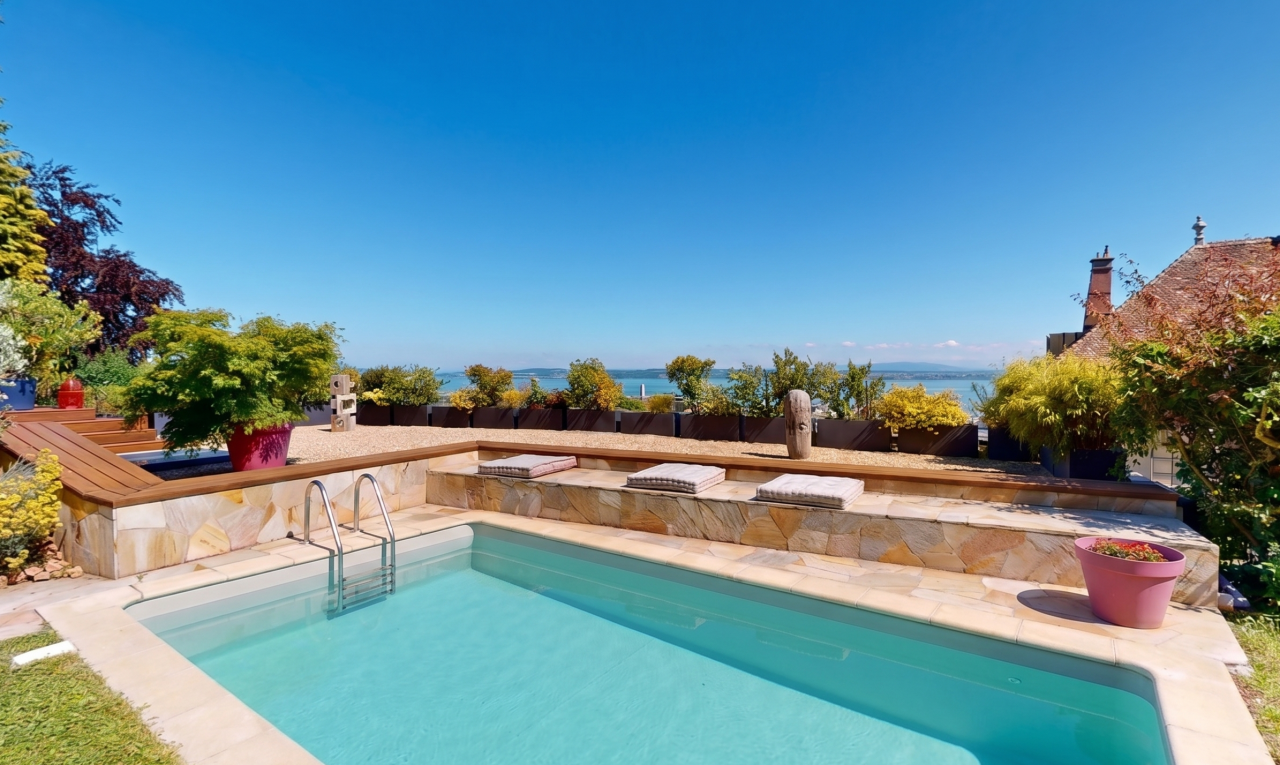piscine avec from property, piscine, rampe, terrasse, et day time
