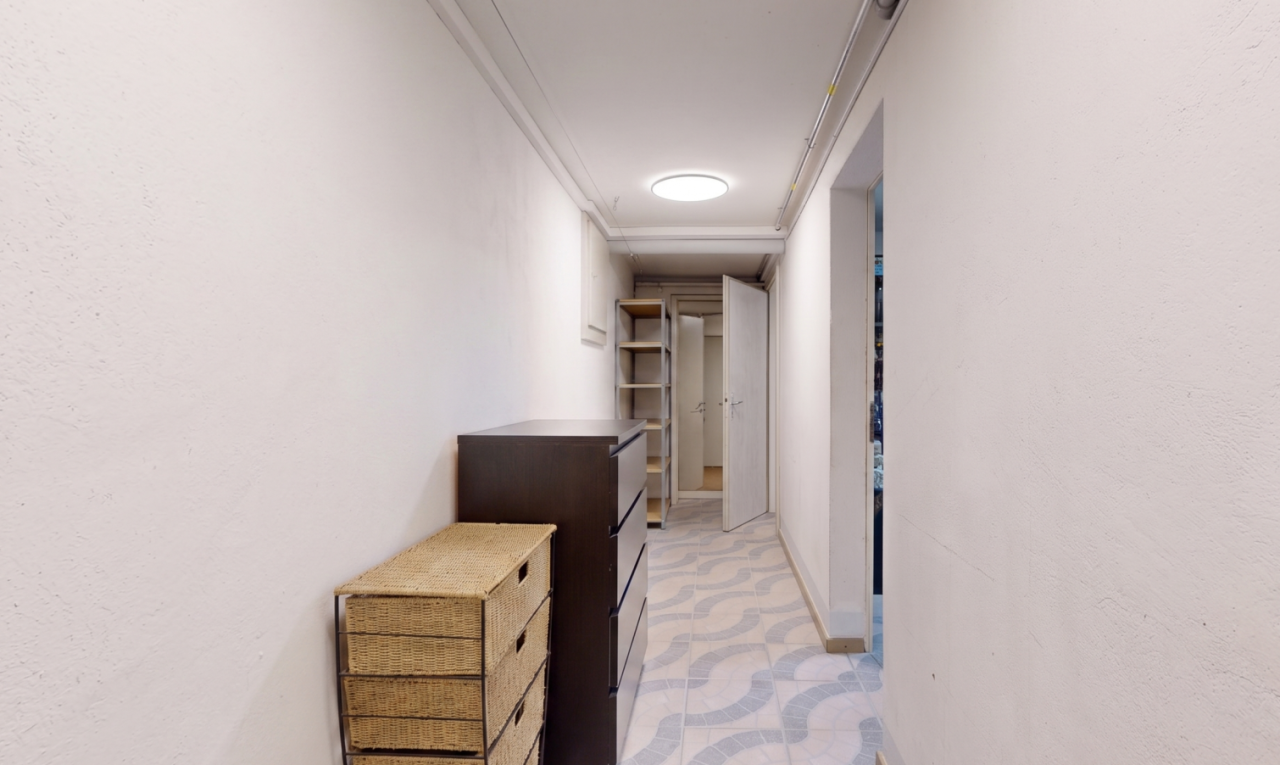 couloir avec inside property, light floor, moulures, crown molding, et plinthes murales