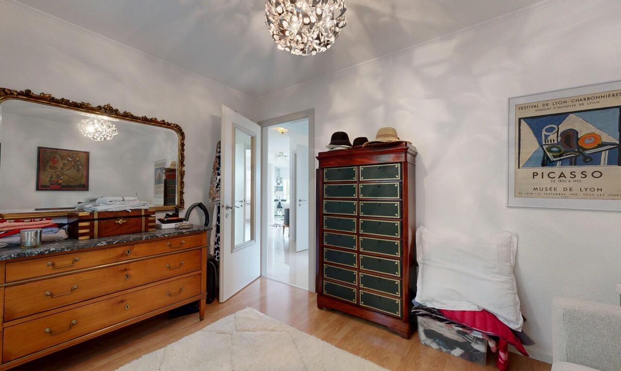 chambre avec lustre remarquable, inside property, wood finish floor, sol en finition bois, et drywall
