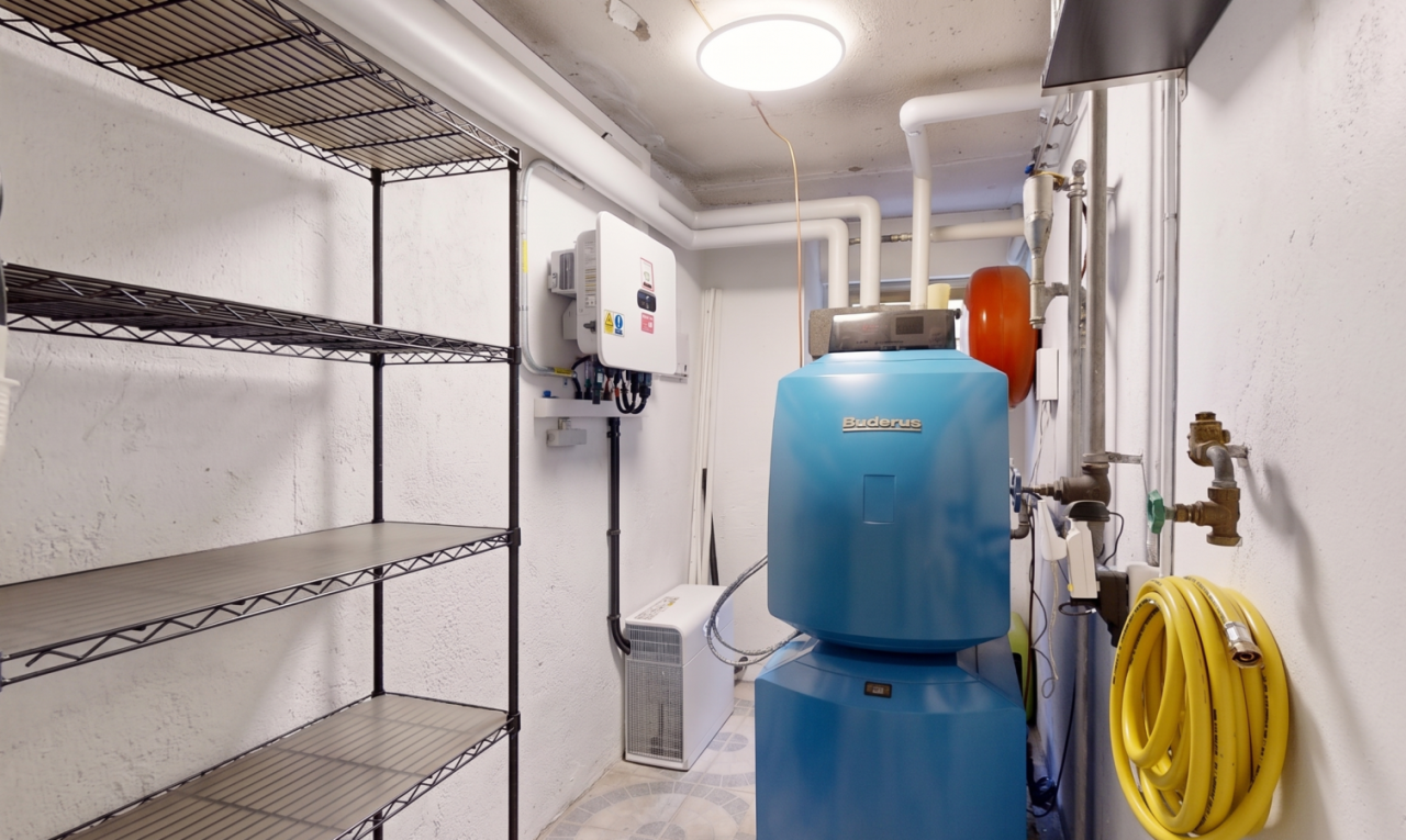 salle de bains avec sous-sol, inside community, et light floor