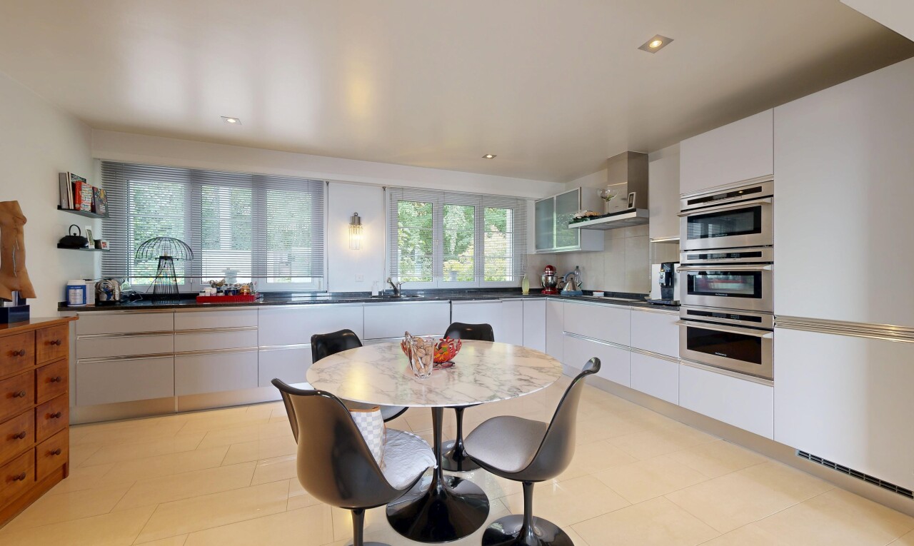 cuisine avec flat panel cabinets, armoires à panneau plat, white cabinets, armoires blanches, et light floor