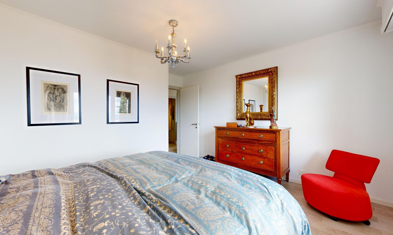 chambre avec drywall, cloison sèche, inside property, et lustre remarquable