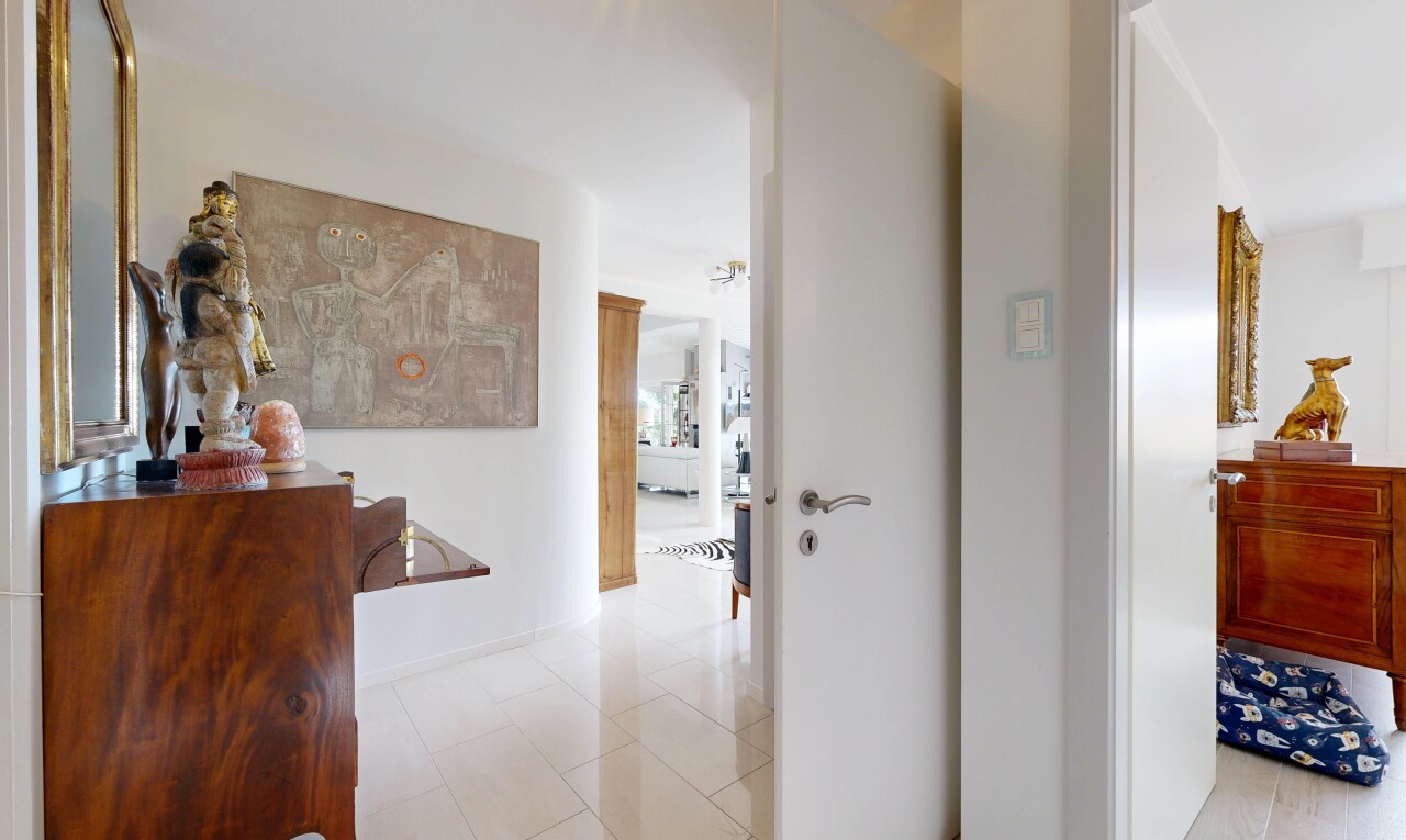 couloir avec inside property, cloison sèche, drywall, et light floor