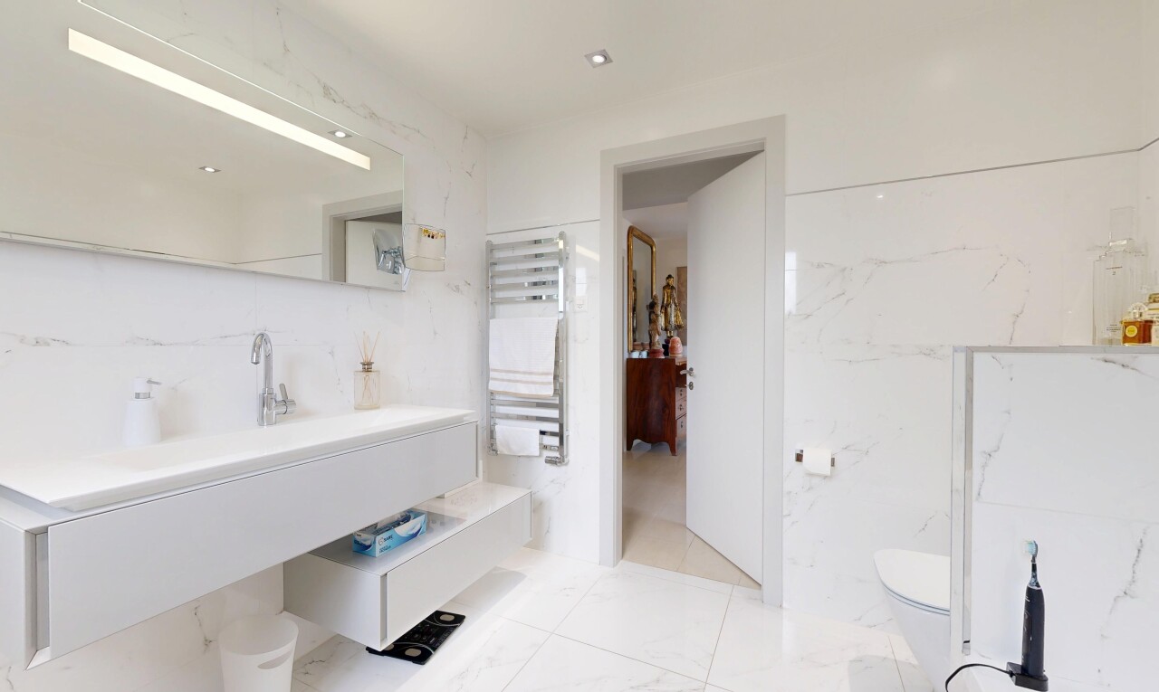 salle de bains avec lavabo (ou coiffeuse selon le contexte), salle de bain complète, chauffe-serviettes, radiateur, et light floor