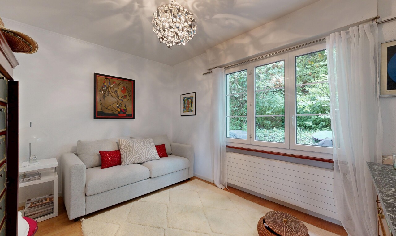 salon avec wood finish floor, sol en finition bois, inside property, lustre remarquable, et natural light