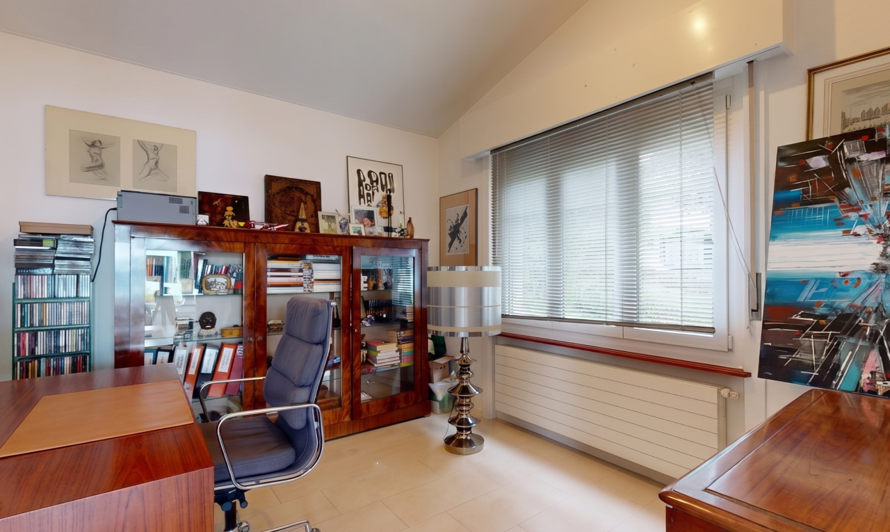 bureau avec vaulted ceiling, plafond voûté, inside property, radiateur, et espace bureau