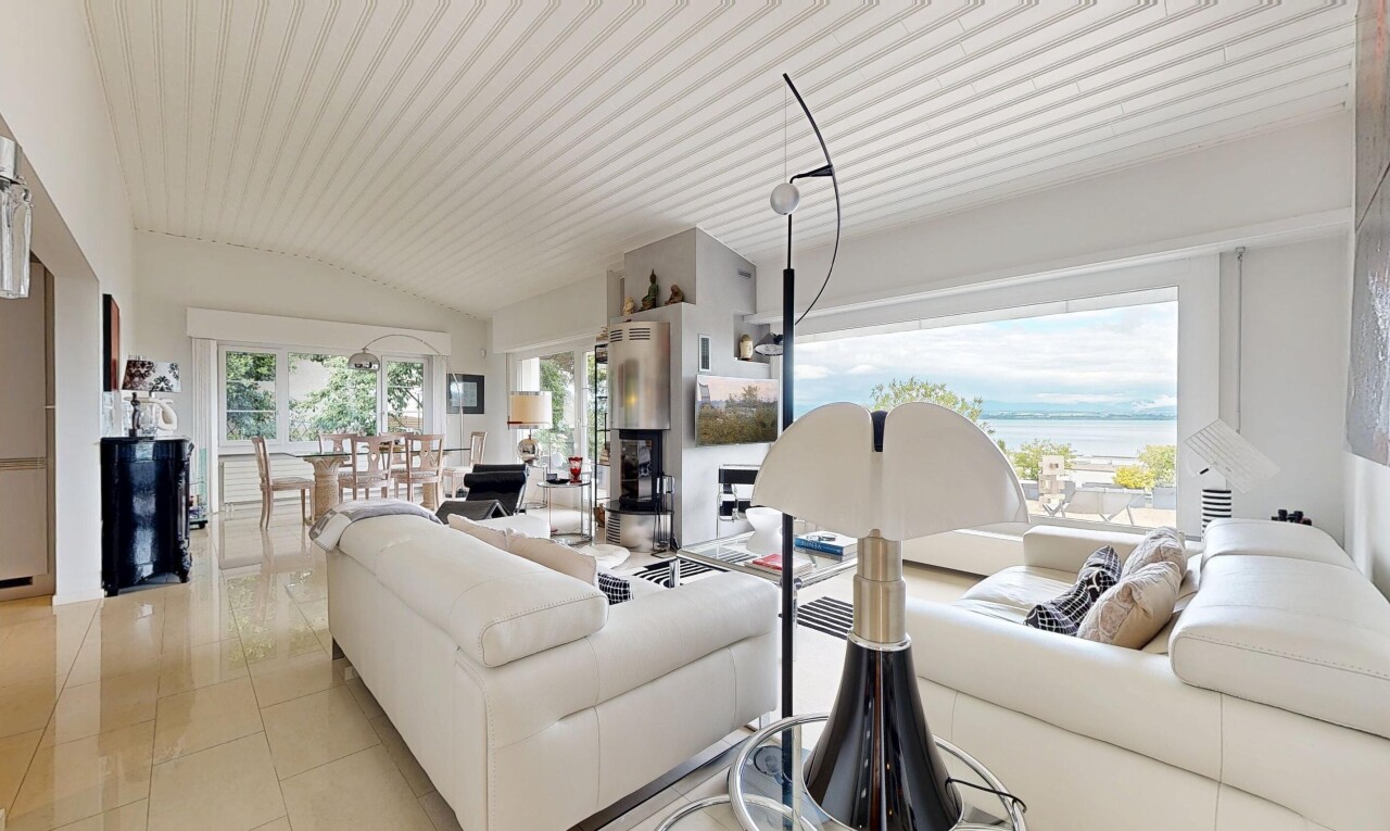 salon avec inside property, natural light, lumière naturelle, vue sur l'eau, et water view