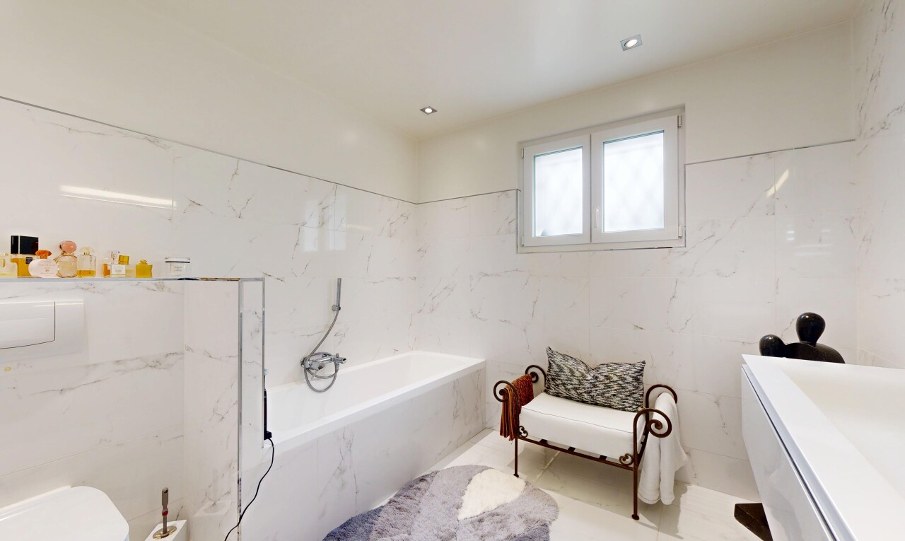 salle de bains avec bain, salle de bain complète, natural light, lumière naturelle, et inside property