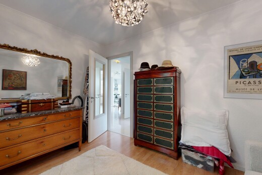 chambre avec lustre remarquable, inside property, wood finish floor, sol en finition bois, et drywall