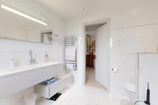 salle de bains avec lavabo (ou coiffeuse selon le contexte), salle de bain complète, chauffe-serviettes, radiateur, et light floor
