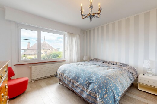 chambre avec wallpaper wall, mur en papier peint, wood finish floor, sol en finition bois, et lustre remarquable