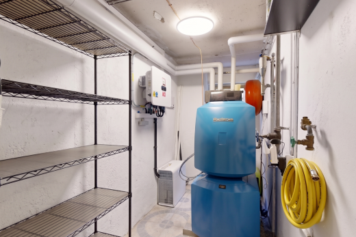 salle de bains avec sous-sol, inside community, et light floor
