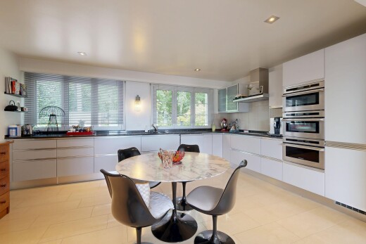 cuisine avec flat panel cabinets, armoires à panneau plat, white cabinets, armoires blanches, et light floor