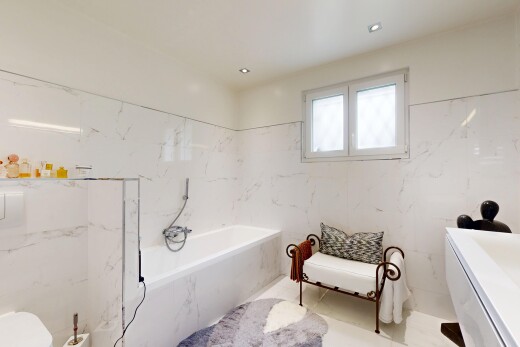 salle de bains avec bain, salle de bain complète, natural light, lumière naturelle, et inside property