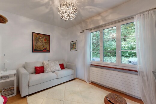 salon avec wood finish floor, sol en finition bois, inside property, lustre remarquable, et natural light