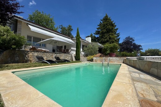 piscine avec piscine, day time, terrasse, et rampe