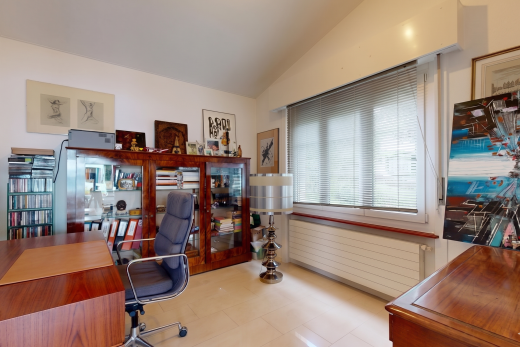 bureau avec vaulted ceiling, plafond voûté, inside property, radiateur, et espace bureau