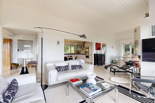 salon avec inside property, natural light, lumière naturelle, télévision, et drywall