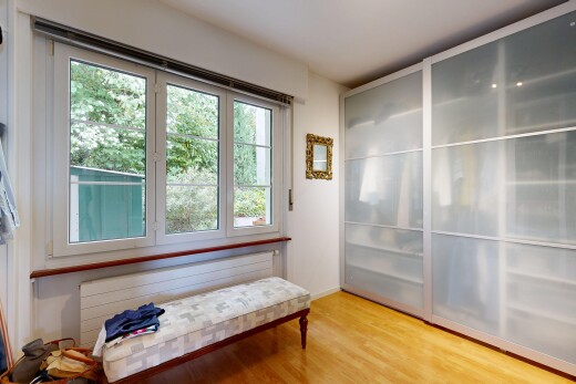 chambre avec wood finish floor, sol en finition bois, drywall, cloison sèche, et inside property