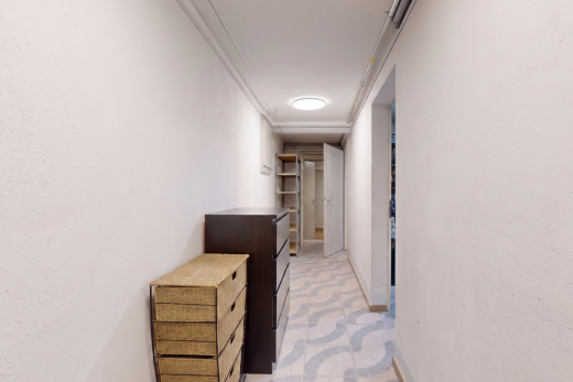 couloir avec inside property, light floor, moulures, crown molding, et plinthes murales