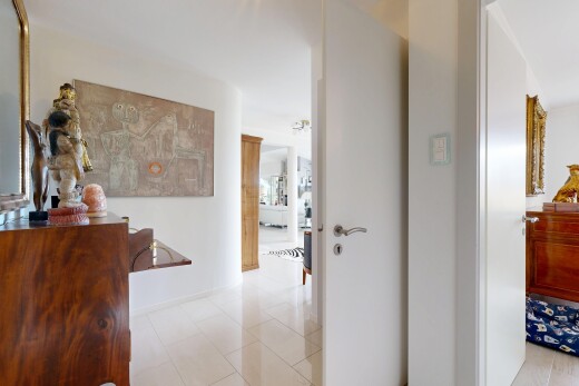couloir avec inside property, cloison sèche, drywall, et light floor