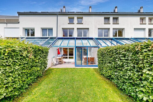 façade avec day time, property visible, bardage en stuc, pelouse, et terrasse