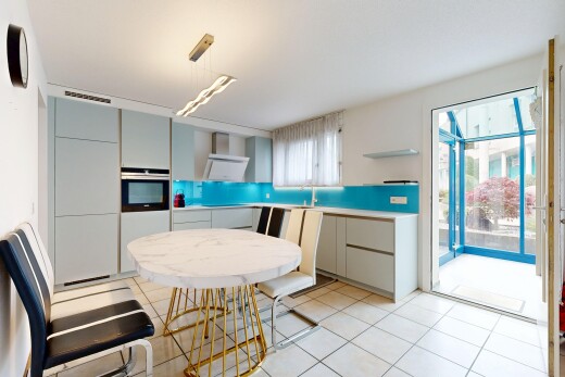 cuisine avec four, inside property, lumière naturelle, natural light, et sol en carrelage