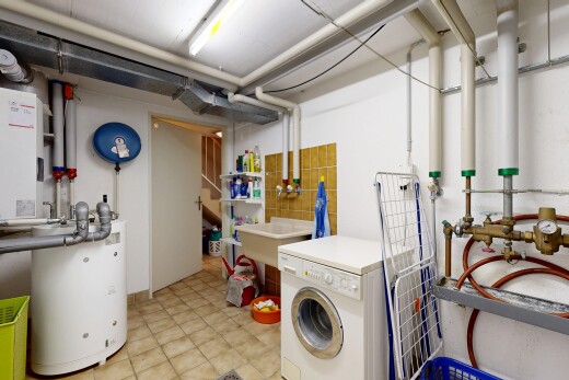 buanderie avec lave-linge et sèche-linge, sous-sol, inside property, chauffe-eau, et buanderie