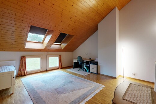 salon avec pièce supplémentaire, cloison sèche, drywall, sol en finition bois, et wood finish floor