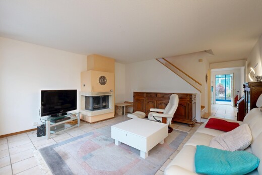 wohnzimmer mit fernseher, fliesenboden, tile floor, natürliches licht, und natural light