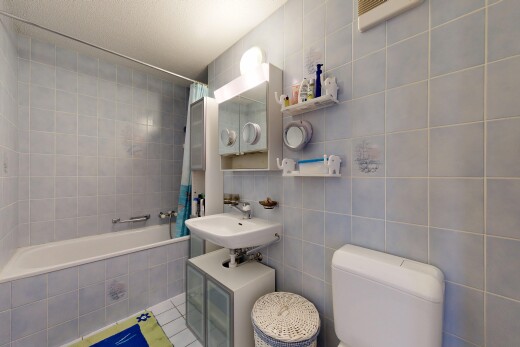 salle de bains avec salle de bain complète, inside property, tile tub, douche-bain combinés, et miroir