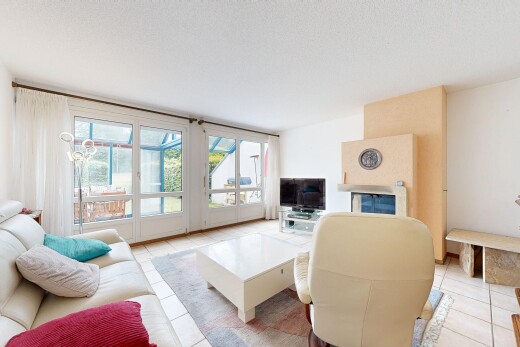 wohnzimmer mit fernseher, inside property, natürliches licht, natural light, und fliesenboden