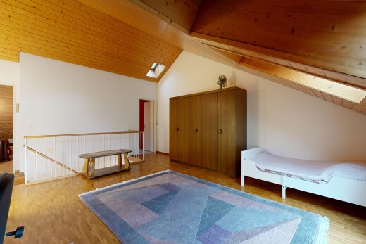 chambre avec plafond voûté, vaulted ceiling, sol en finition bois, wood finish floor, et cloison sèche