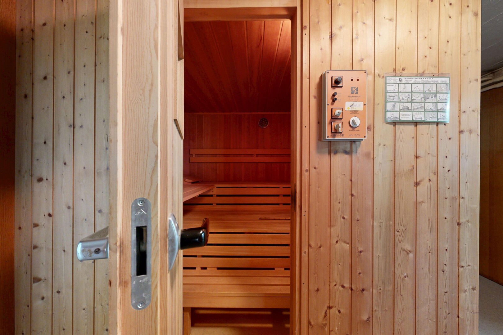detailed view of wooden walls and a sauna / steam room
