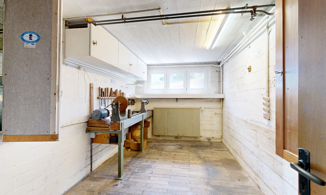 kitchen featuring a workshop area