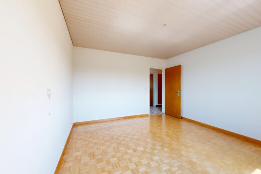pièce vide avec wood finish floor, sol en finition bois, parquet floor, drywall, et cloison sèche