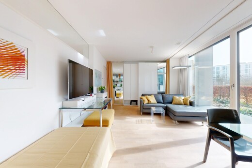 wohn- / esszimmer mit fernseher, inside property, wood finish floor, holzfußboden, und natural light