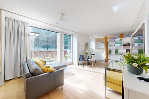 wohn- / esszimmer mit holzfußboden, wood finish floor, inside property, natürliches licht, und natural light