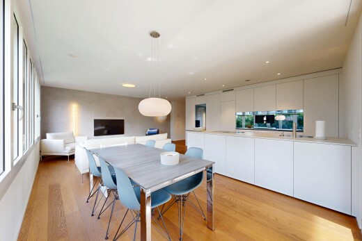 salle à manger avec wood finish floor, sol en finition bois, inside property, natural light, et lumière naturelle