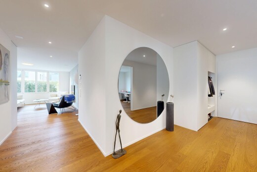 couloir avec wood finish floor, sol en finition bois, drywall, cloison sèche, et inside property